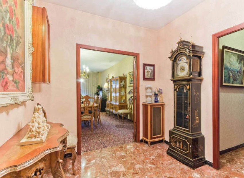 Sale - Piso -
Eixample