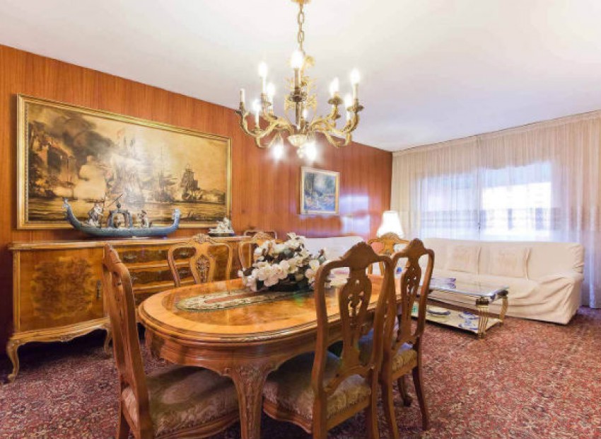 Sale - Piso -
Eixample