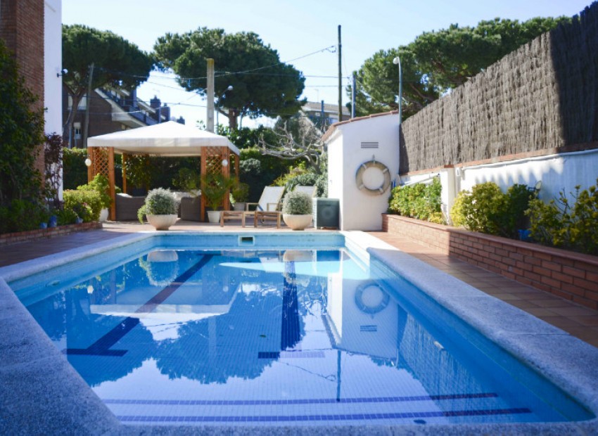 Venda - Chalet -
Castelldefels