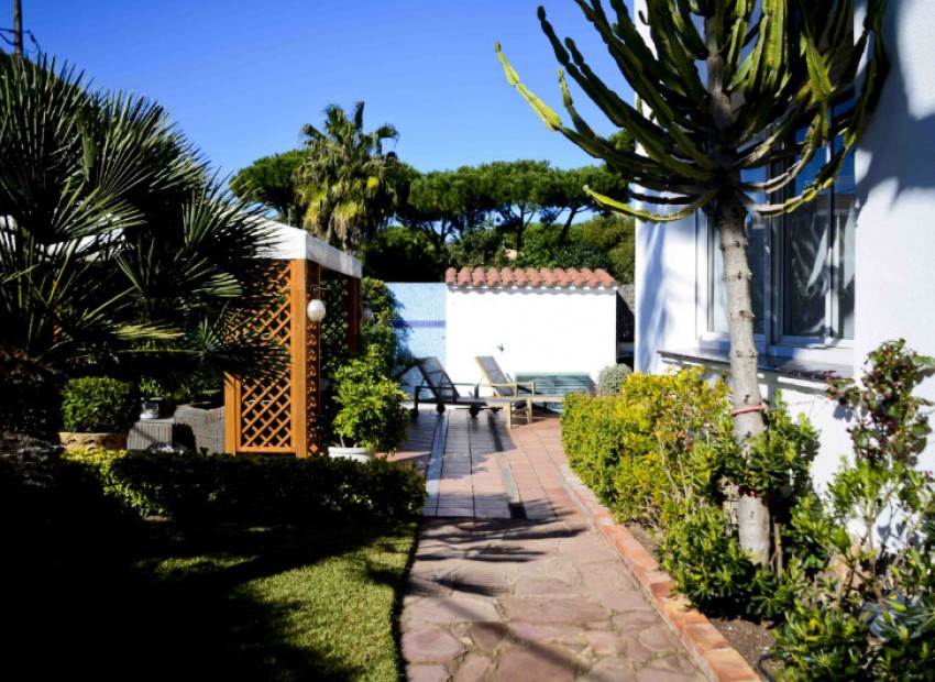 Venda - Chalet -
Castelldefels