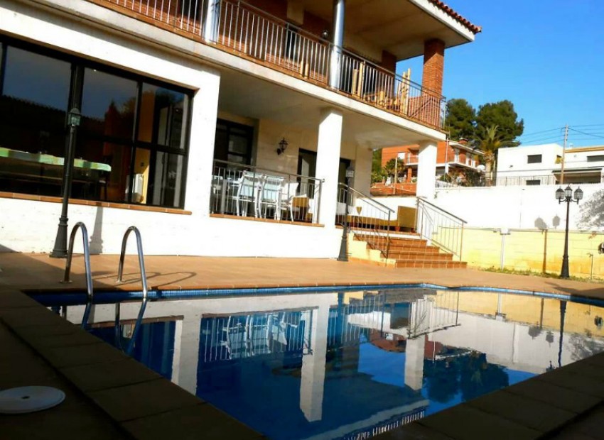 Venta - Chalet -
Calafell