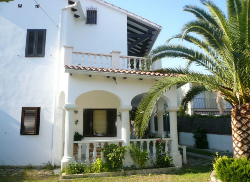 Venta - Chalet -
Calafell