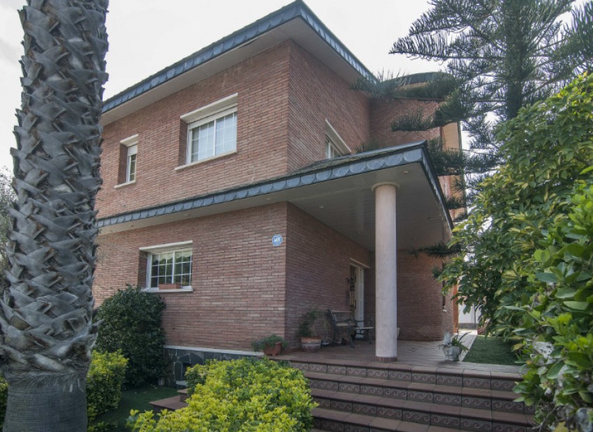 Venta - Chalet -
Castelldefels